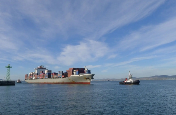 國際物流是企業(yè)全球化戰(zhàn)略的重要組成部分，對于企業(yè)的發(fā)展至關(guān)重要