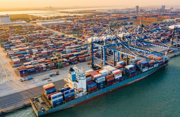 阿聯(lián)酋海運(yùn)是新時(shí)代的絲路航運(yùn)先鋒，在全球范圍內(nèi)樹立了嶄新的形象