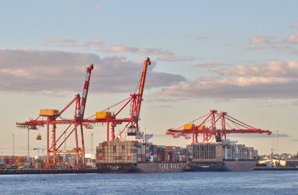 國際海運(yùn)已形成了龐大的運(yùn)輸網(wǎng)絡(luò)，各類船只穿梭于全球各大洋和海峽