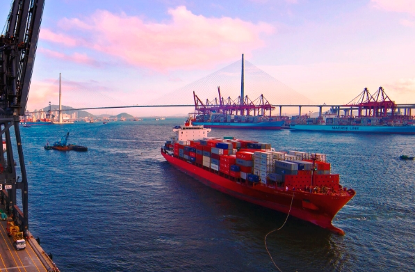 馬來西亞憑借其穩(wěn)健的經(jīng)濟(jì)增長，成為了國際貿(mào)易的重要節(jié)點(diǎn)