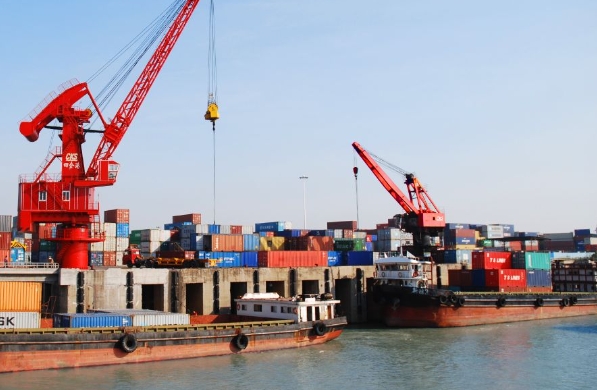 美國(guó)作為全球大的經(jīng)濟(jì)體之一，其海運(yùn)業(yè)已成為連接世界的橋梁